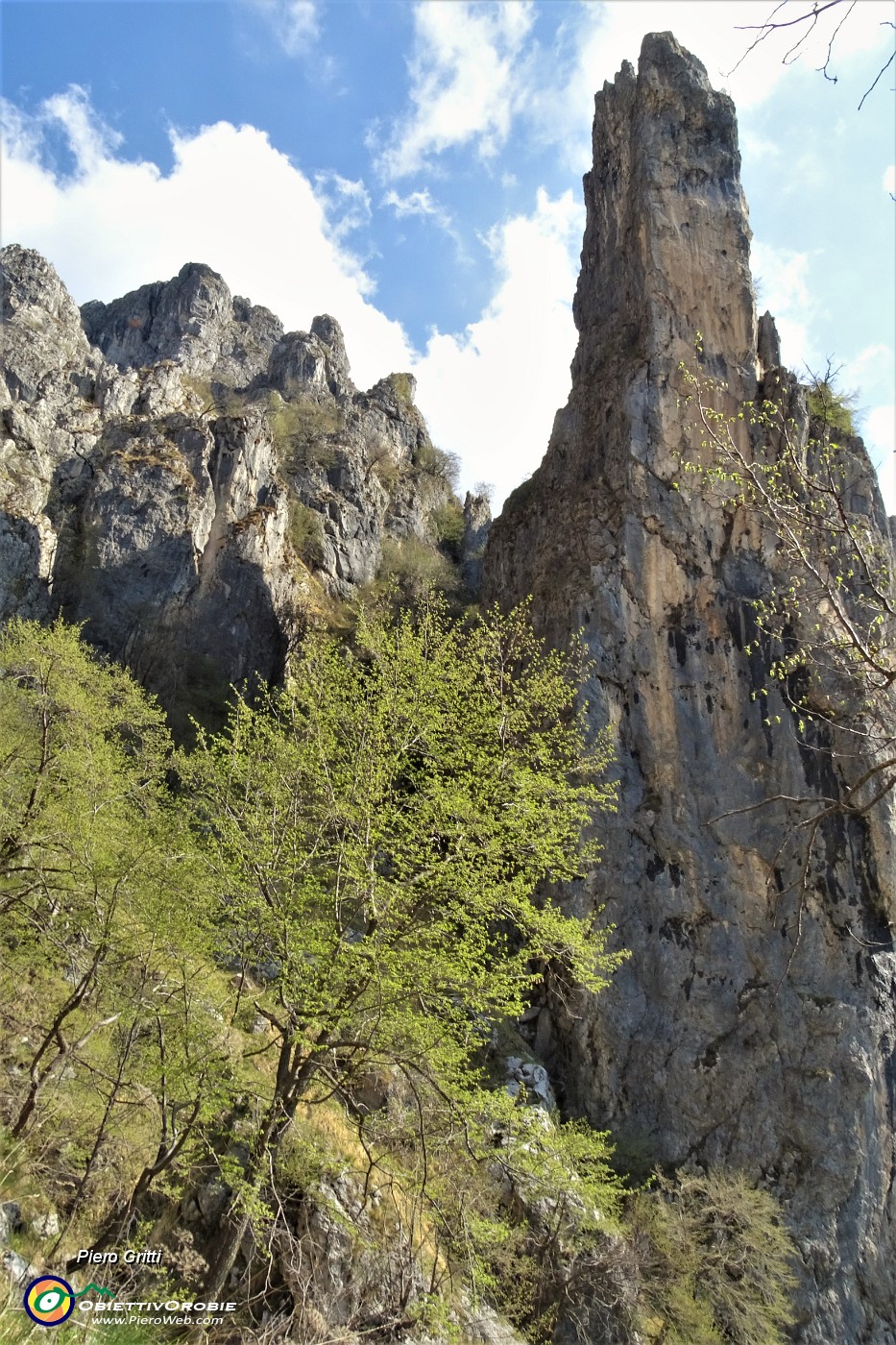 30 La Corna Torella si innalza affilata per ben 70 m e svetta nel cielo.JPG